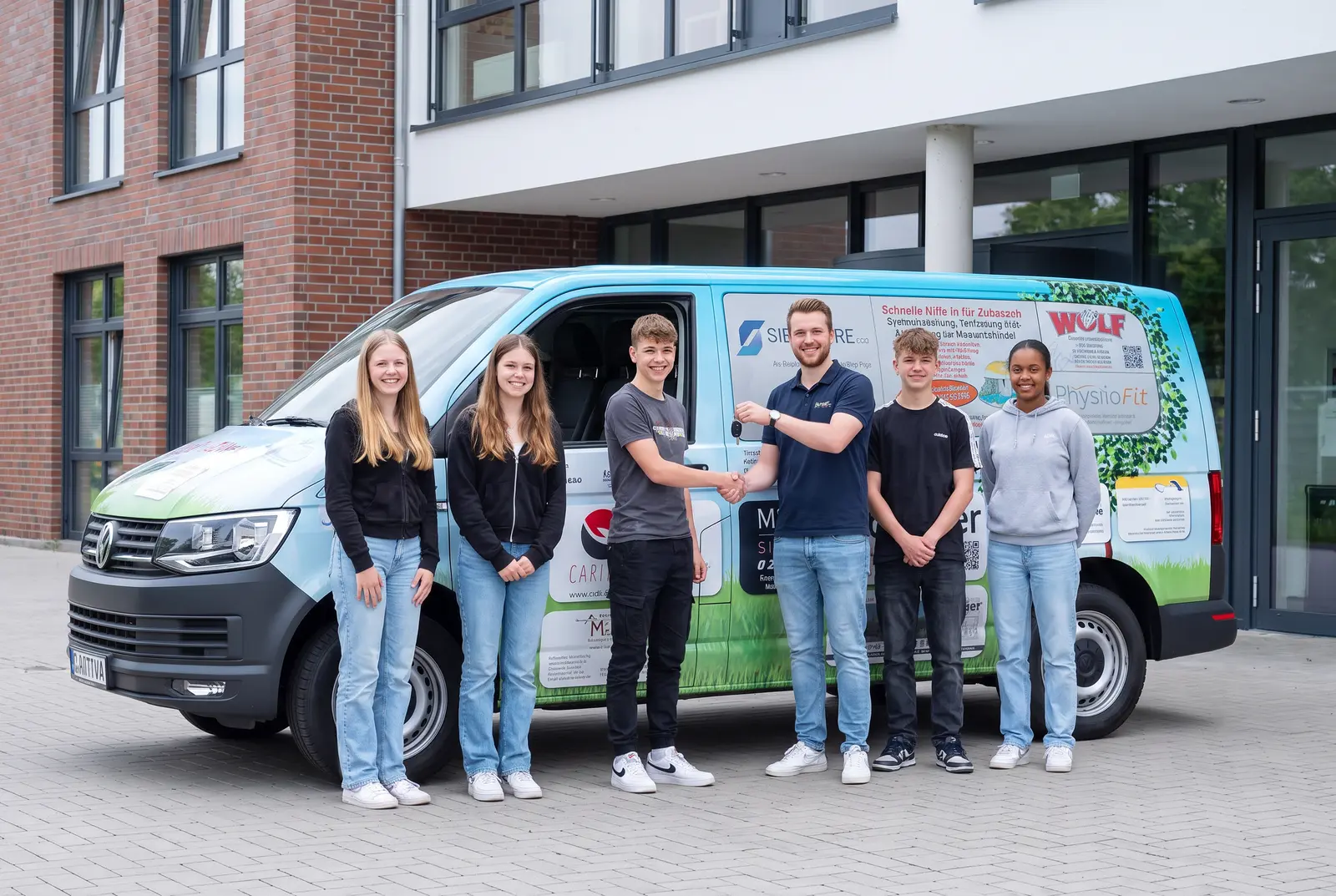 Übergabe eines neuen Kleinbusses an eine Jugendeinrichtung