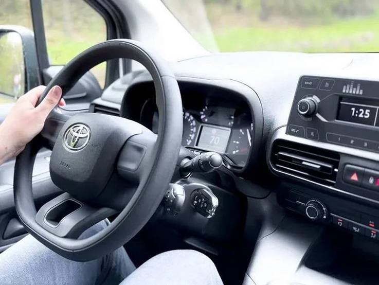 Toyota Proace City Innenraum - Blick aus Position des Beifahrers auf das Lenkrad und das Armaturenbrett