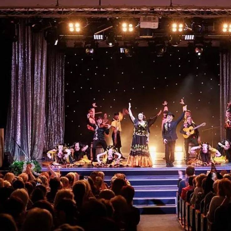 Theaterbühne - Szene eines Theaterstückes vor Publikum