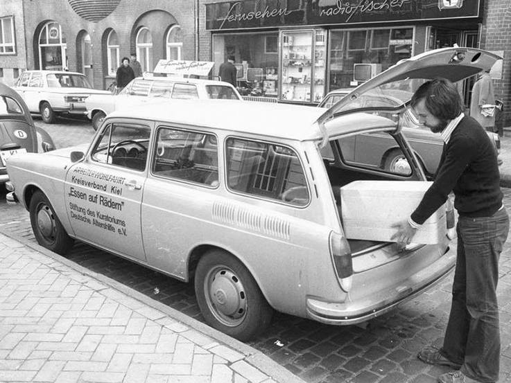 Ein Wagen des Projekts „Essen auf Rädern“ der Arbeiterwohlfahrt in Kiel (1973). Quelle: Wikipedia, Urheber: Von Magnussen, Friedrich (1914-1987) - Stadtarchiv Kiel, CC BY-SA 3.0 de