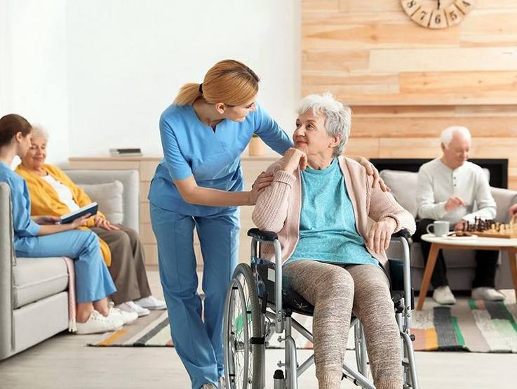 Szene im Aufenthaltsraum einer Pflegeeinrichtung