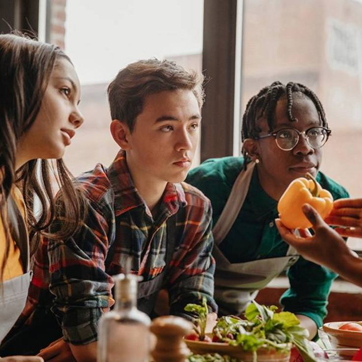 Kinder- und Jugendzentrum Wüstenahorn, Jugendliche werden im Kochen unterrichtet