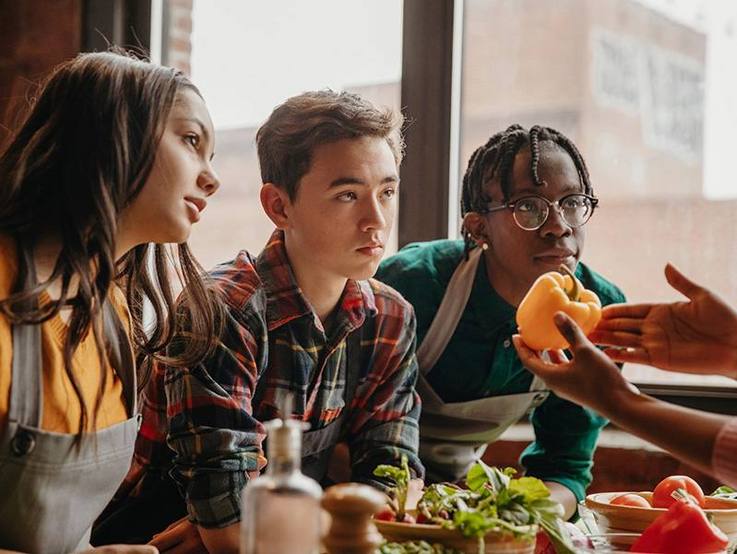 Kinder- und Jugendzentrum Wüstenahorn, Jugendliche werden im Kochen unterrichtet
