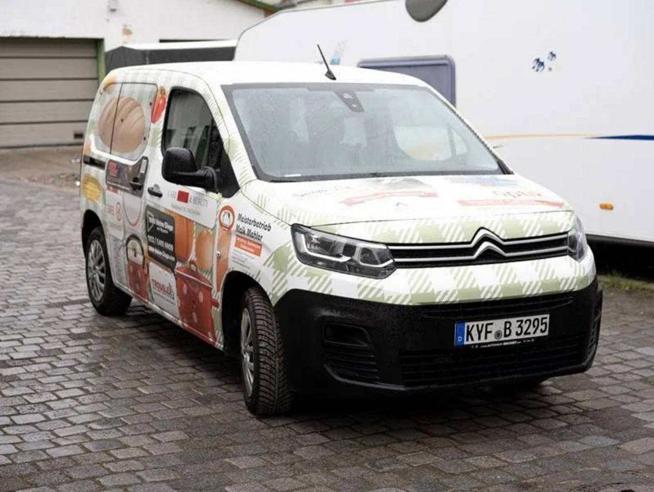 Folierter gesponsorter Berlingo für die Tafel Sondershausen - von vorn und beifahrerseitig