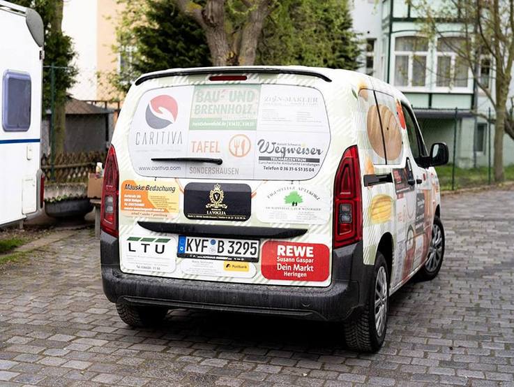 Folierter gesponsorter Berlingo für die Tafel Sondershausen - Heckansicht