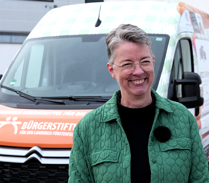 Katrin Rizzi, Geschäftsführerin der Bürgerstiftung für den Landkreis Fürstenfeldbruck, vor dem folierten gesponsorten zweiten Kühlfahrzeug Citroën Jumper