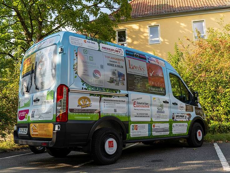 Kinder- und Jugendzentrum Wüstenahorn, folierter gesponsorter Ford Transit Kombi L2/H2 9-Sitzer