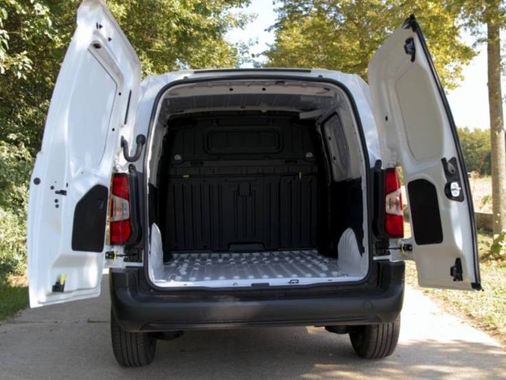 Heckansicht des Toyota Proace mit geöffneten Türen und Einblick in den Laderaum